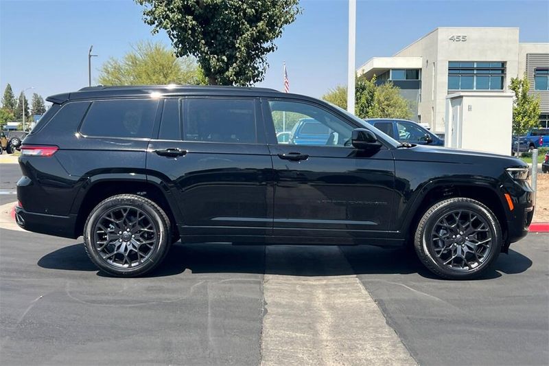 2025 Jeep Grand Cherokee L Summit Reserve photo 3