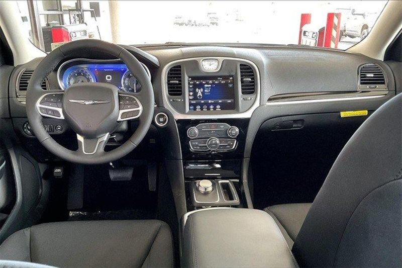 2023 Chrysler 300 TouringImage 4