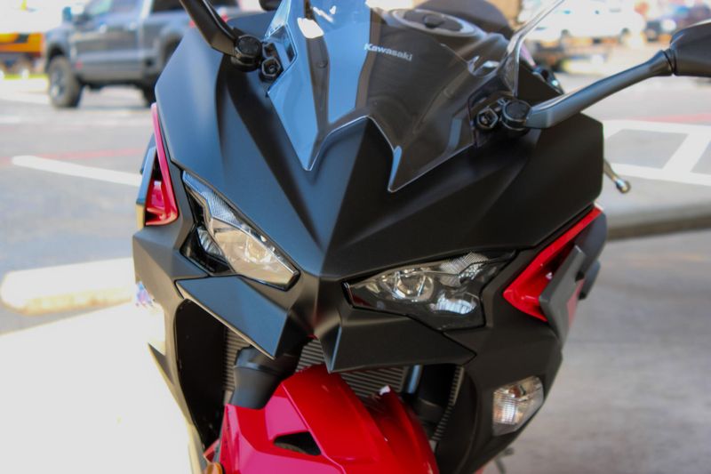 2025 Kawasaki NINJA 500 ABS PASSION RED AND METALLIC FLAT SPARK BLACK AND METALLIC MATTE DARK GRAY Image 2