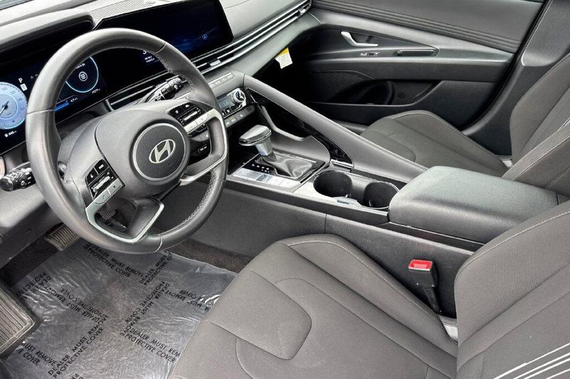 Used 2025 Hyundai Elantra SEL ConvenienceImage 9