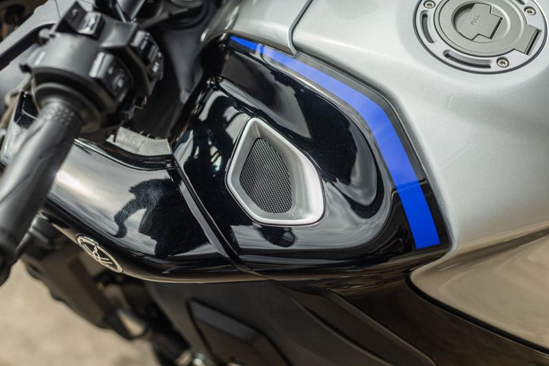 2025 Yamaha MT10 SP LIQUID METAL AND RAVEN Image 5
