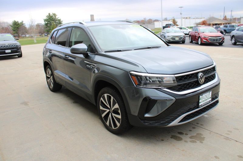 2024 Volkswagen Taos SE photo 3