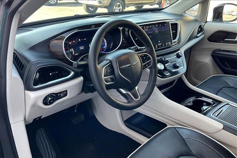 2023 Chrysler Pacifica Hybrid LimitedImage 14