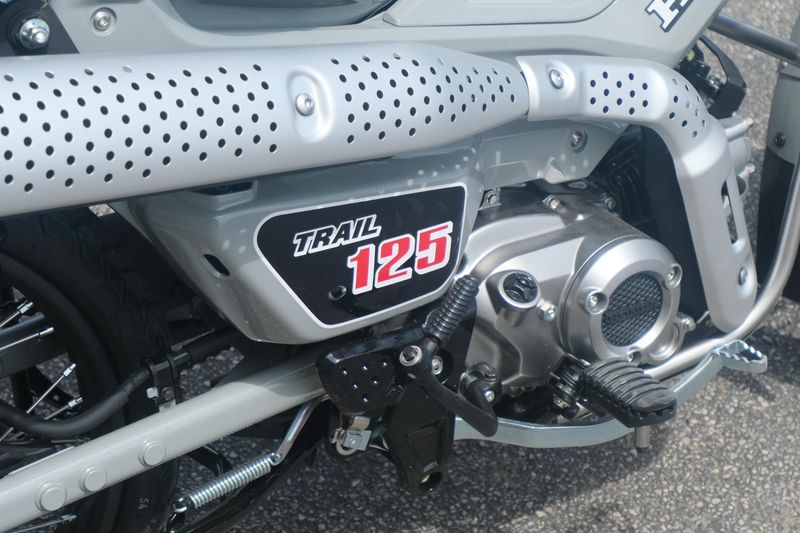 2025 Honda TRAIL 125 PEARL SMOKY GRAY Image 13