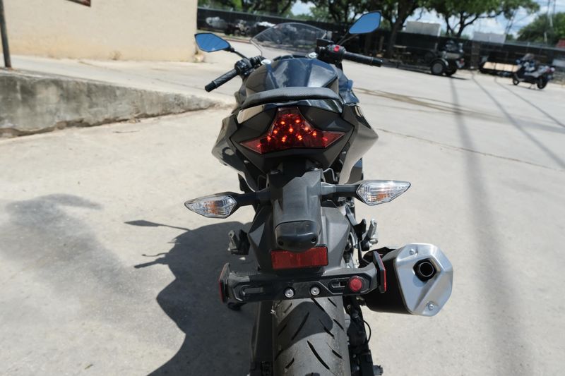 2023 Kawasaki NINJA 400 ABS METALLIC CARBON GRAY AND METALLIC MATTE CARBON GRAY Image 5