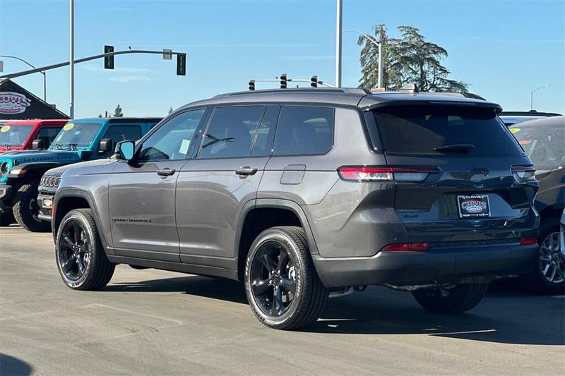 2025 Jeep Grand Cherokee Altitude photo 6