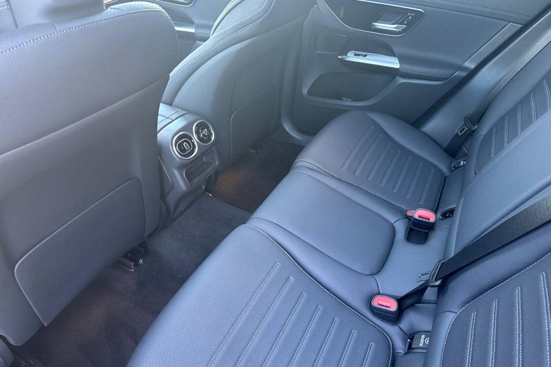 Used 2025 Mercedes-Benz GLC 300Image 13