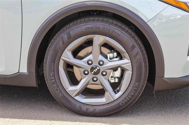 New 2025 Kia K4 LXSImage 28