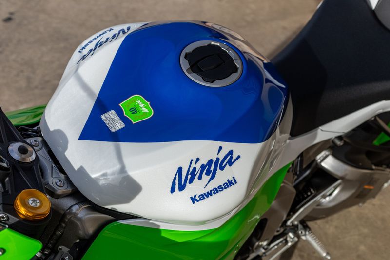 2024 KAWASAKI NINJA ZX6R 40TH ANNIVERSARY EDITION ABS LIME GREEN AND PEARL CRYSTAL WHITE AND BLUEImage 9