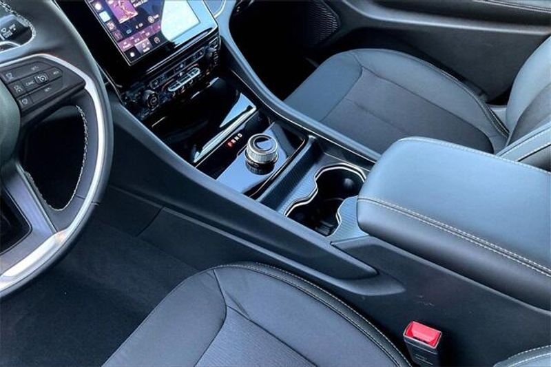 New 2025 Jeep Grand Cherokee L Laredo 4x4Image 7