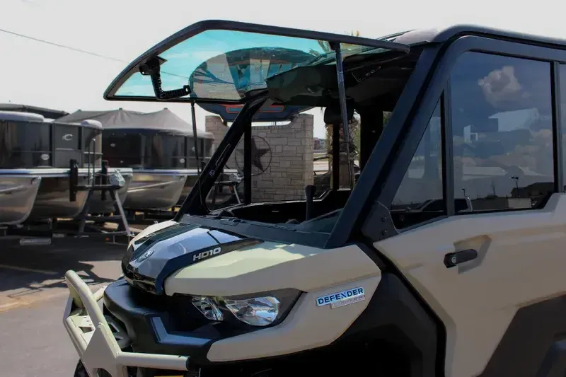 2025 Can-Am DEFENDER MAX LIMITED CAB HD10 DESERT TAN AND STEALTH BLACK Image 8