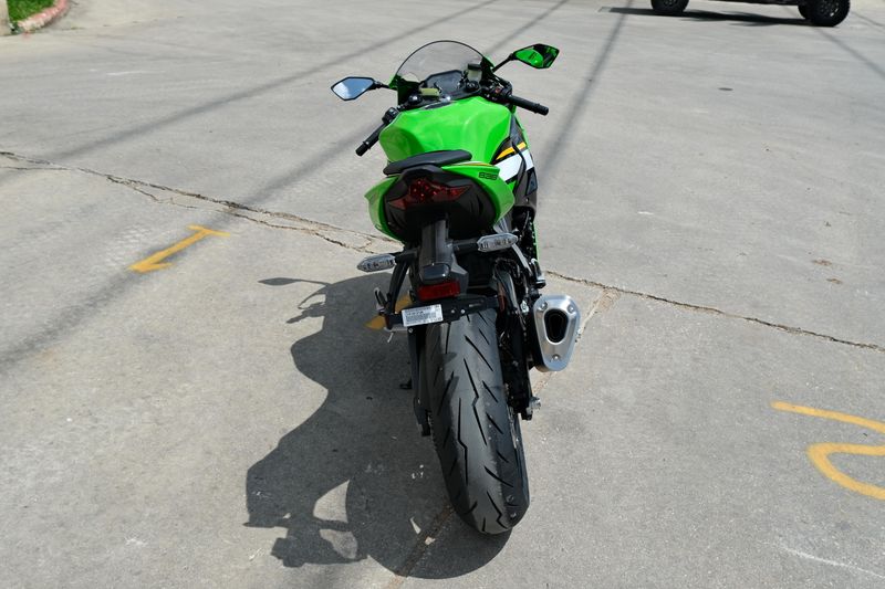 2025 Kawasaki NINJA ZX6R KRT EDITION LIME GREEN AND EBONY AND PEARL BLIZZARD WHITE Image 4