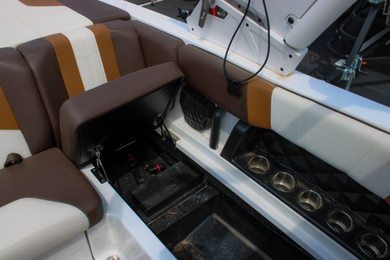 2024 MALIBU 21 LX  in a WHITE exterior color. Family PowerSports (877) 886-1997 familypowersports.com 