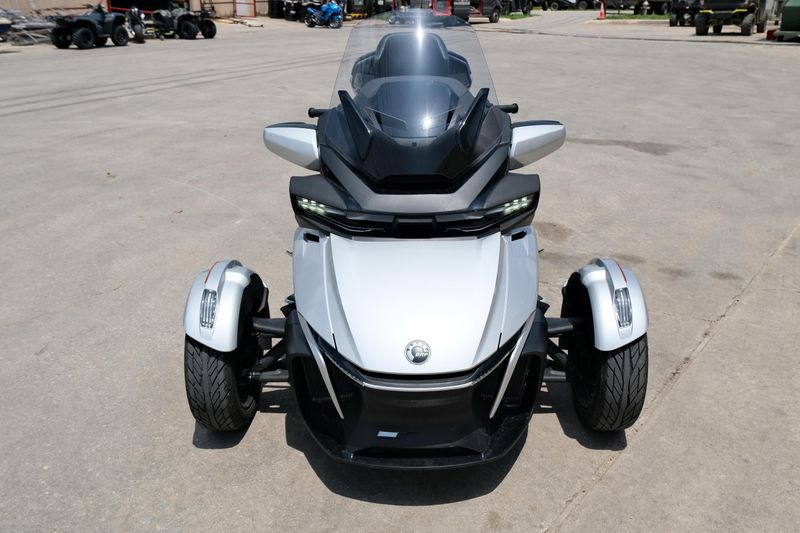 2024 Can-Am SPYDER RT LIMITED HYPER SILVER WITH PLATINUM Image 8