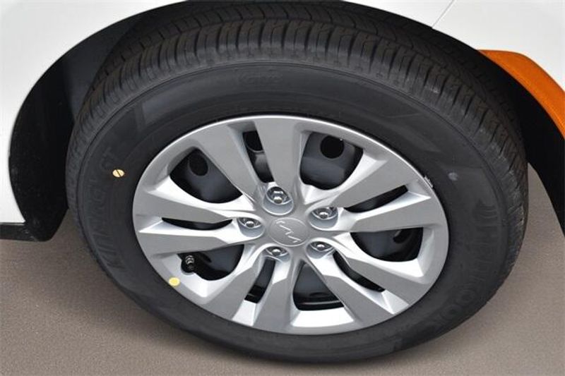 New 2025 Kia Soul LXImage 11