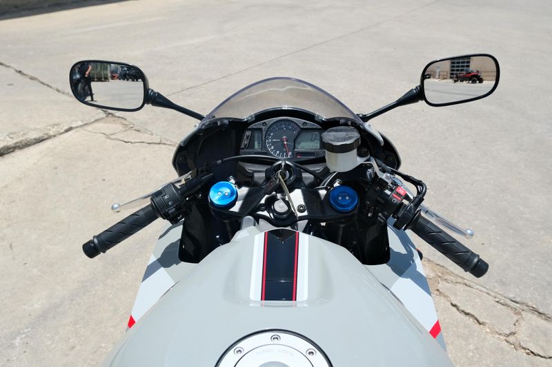 2025 Honda CBR600RR ABS DEEP PEARL GRAY Image 16