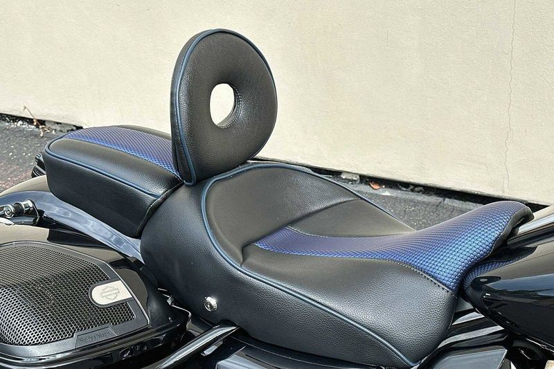 2022 Harley-Davidson Road Glide in a BLUE STEEL exterior color. BMW Motorcycles of Temecula – Southern California 951-395-0675 bmwmotorcyclesoftemecula.com 