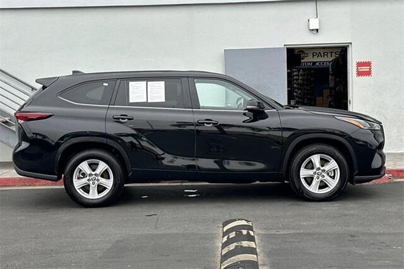 Used 2024 Toyota Highlander LEImage 3