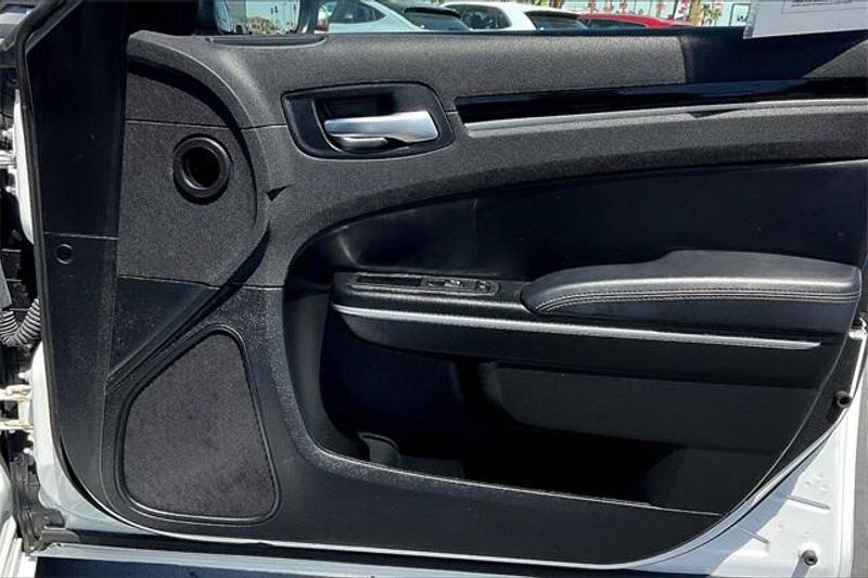 2023 Chrysler 300 TouringImage 23