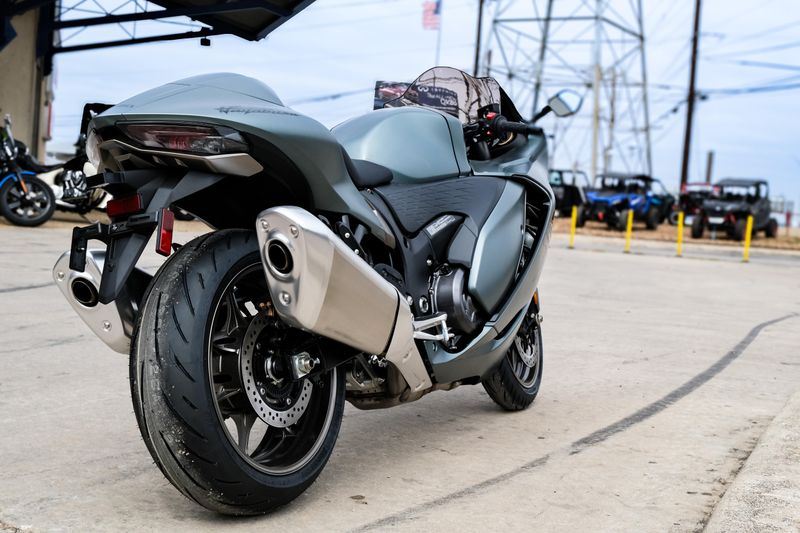 2025 Suzuki HAYABUSA METALLIC MATTE GREEN AND METALLIC MATTE TITANIUM SILVERImage 11