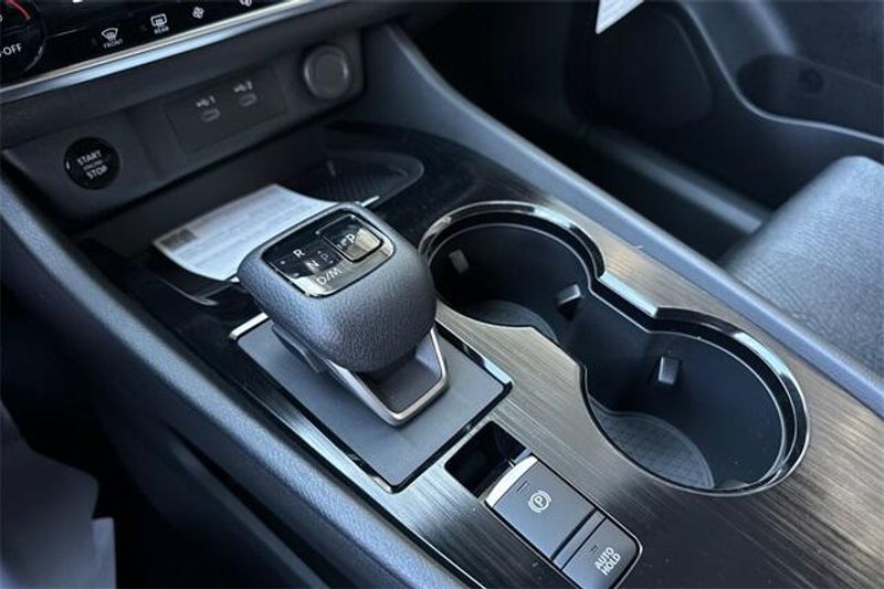 New 2025 Nissan Rogue SVImage 18