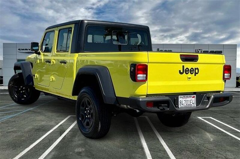 2024 Jeep Gladiator Sport photo 9