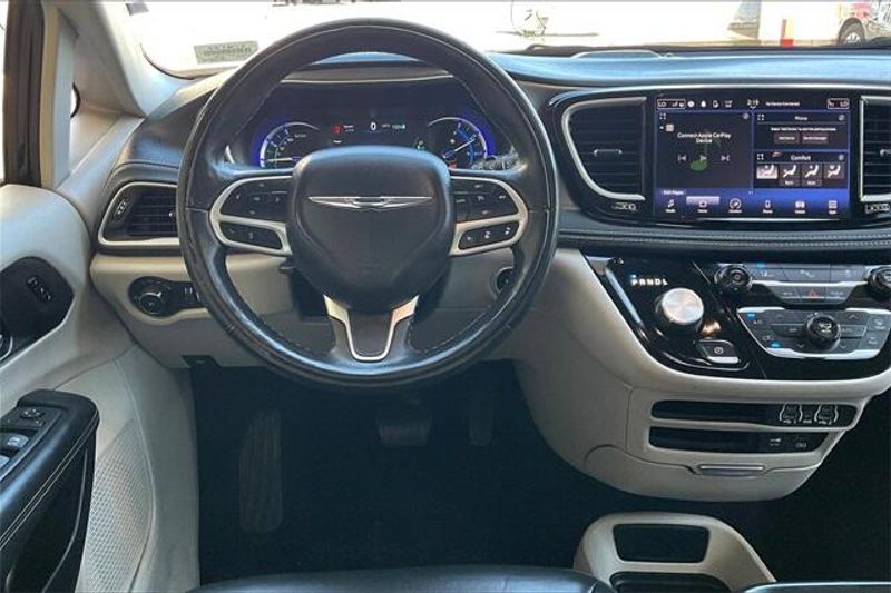 2022 Chrysler Pacifica Hybrid Touring L photo 4