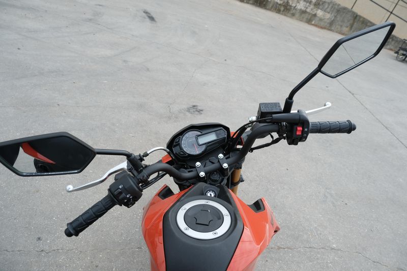 2025 Kawasaki Z125 PRO PEARL LAVA ORANGEImage 11