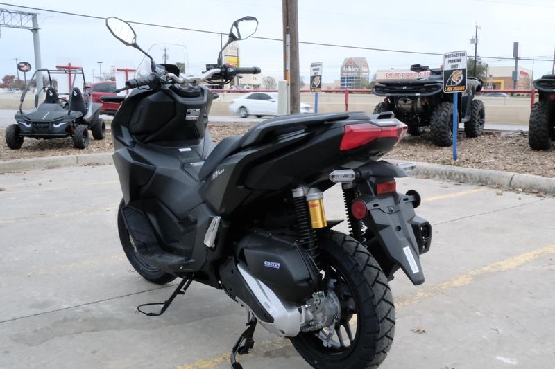 2025 Honda ADV160 MATTE BLACK METALLICImage 16