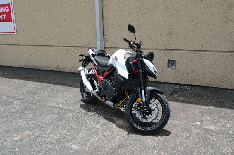 2025 Honda CB750 HORNET MATTE PEARL WHITE Image 1