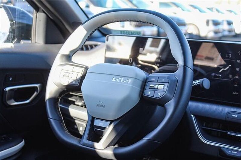 New 2025 Kia K4 GT-LineImage 8