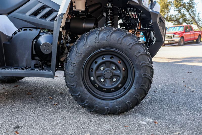 2025 Kawasaki BRUTE FORCE  450 4X4 WHITE Image 14