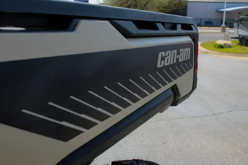 2025 Can-Am DEFENDER MAX LIMITED CAB HD10 DESERT TAN AND STEALTH BLACK Image 10