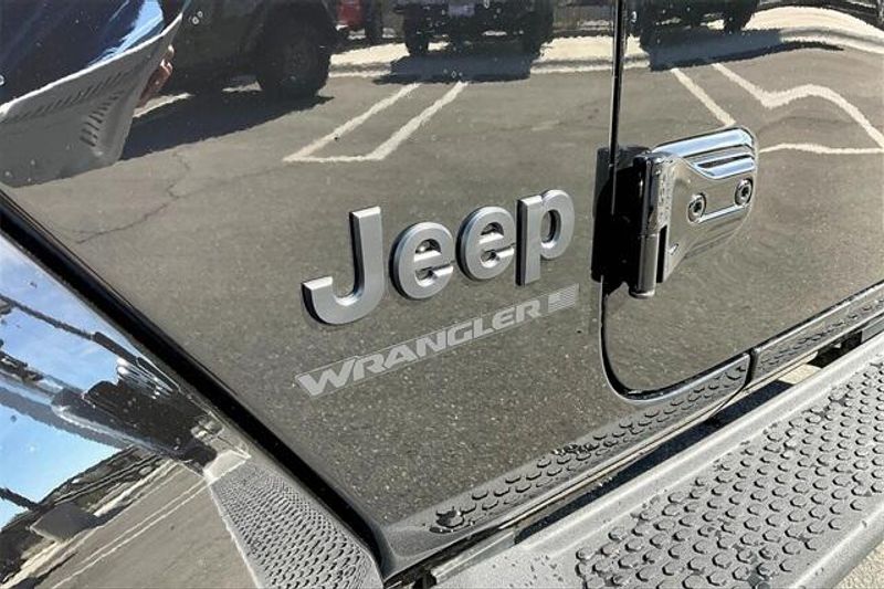 2025 Jeep Wrangler 4-door SaharaImage 13