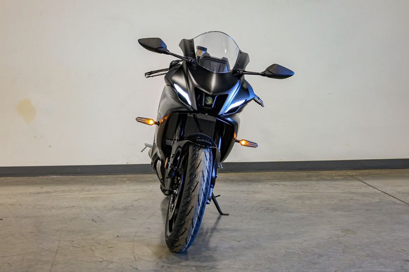 New 2025 Yamaha YZFR7 MATTE RAVEN BLACK Image 16