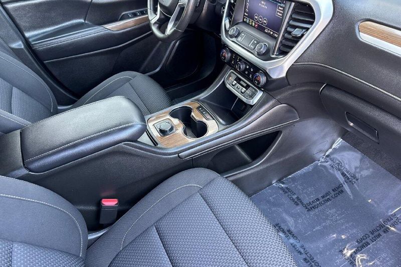 Used 2023 GMC Acadia SLEImage 15