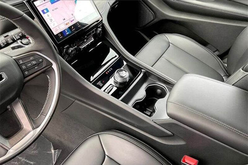 New 2025 Jeep Grand Cherokee L Limited 4x4Image 7