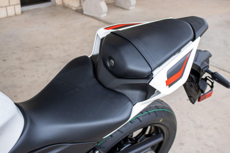 NEW 2026 YAMAHA YZFR3 ABS 70TH ANNIVERSARY EDITION Image 12