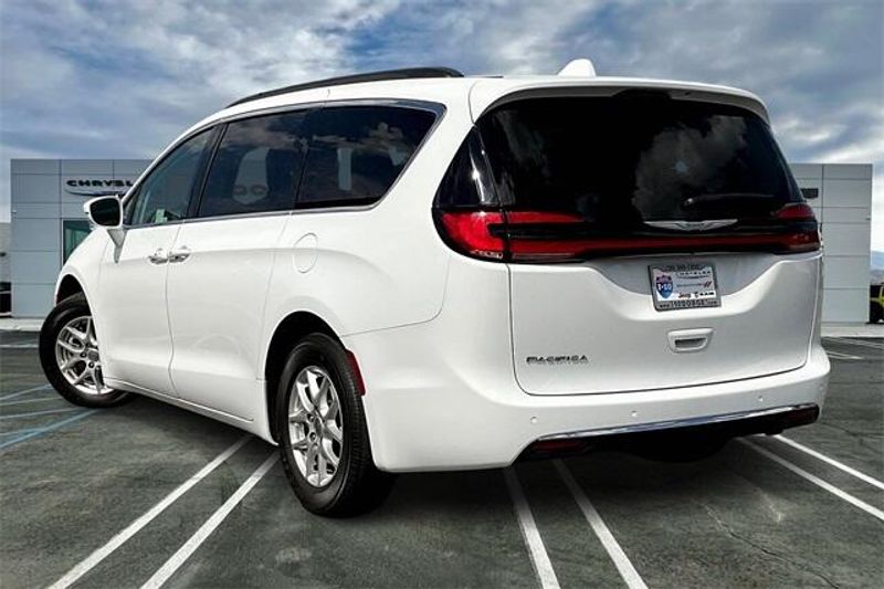 2022 Chrysler Pacifica Touring L photo 9