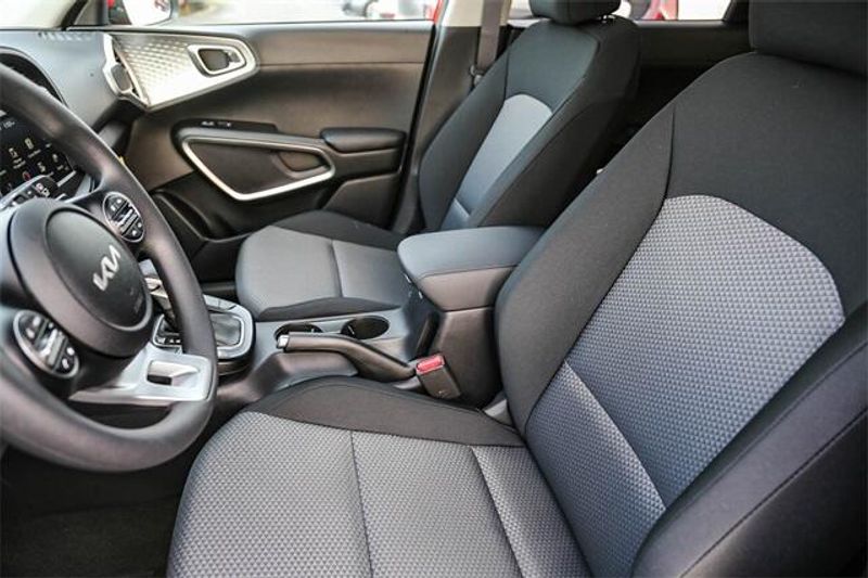 2025 Kia Soul LXImage 8