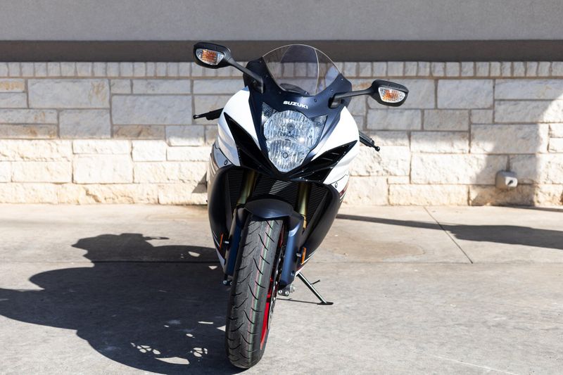 2025 Suzuki GSXR600 PEARL BRILLIANT WHITE AND METALLIC MATTE STELLAR BLUEImage 6