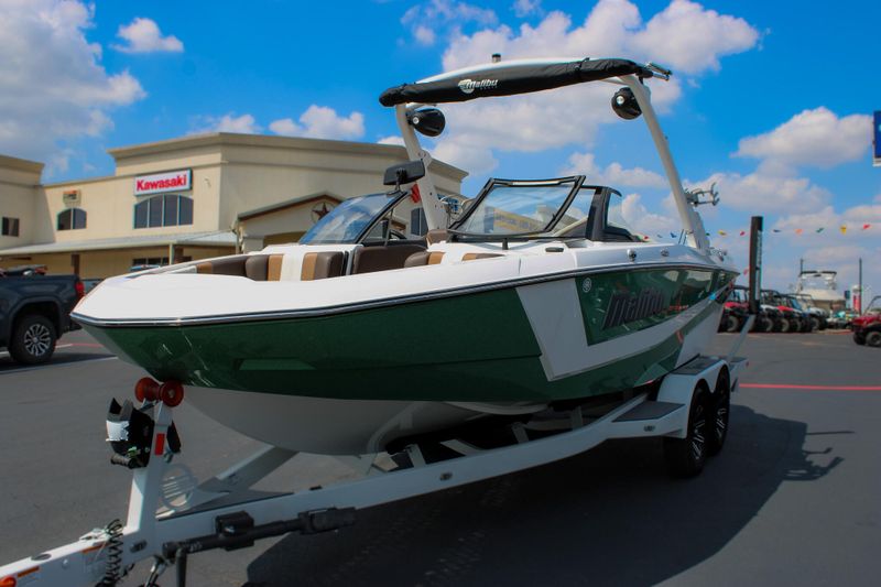 2024 MALIBU 21 LX  in a WHITE exterior color. Family PowerSports (877) 886-1997 familypowersports.com 