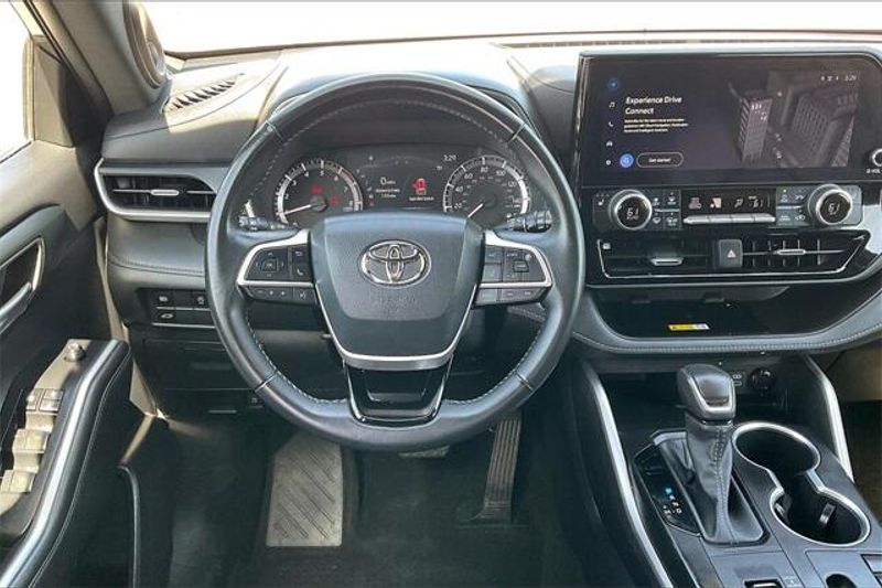 Used 2023 Toyota Highlander XSEImage 4