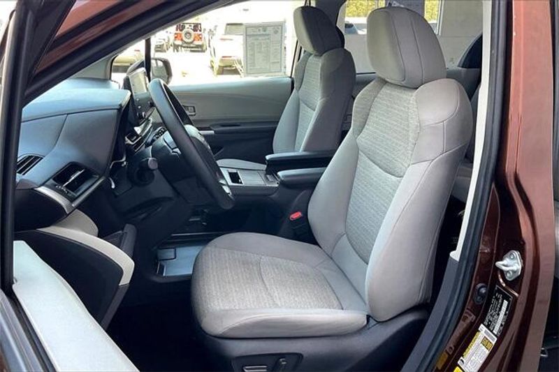 Used 2022 Toyota Sienna LE HybridImage 24