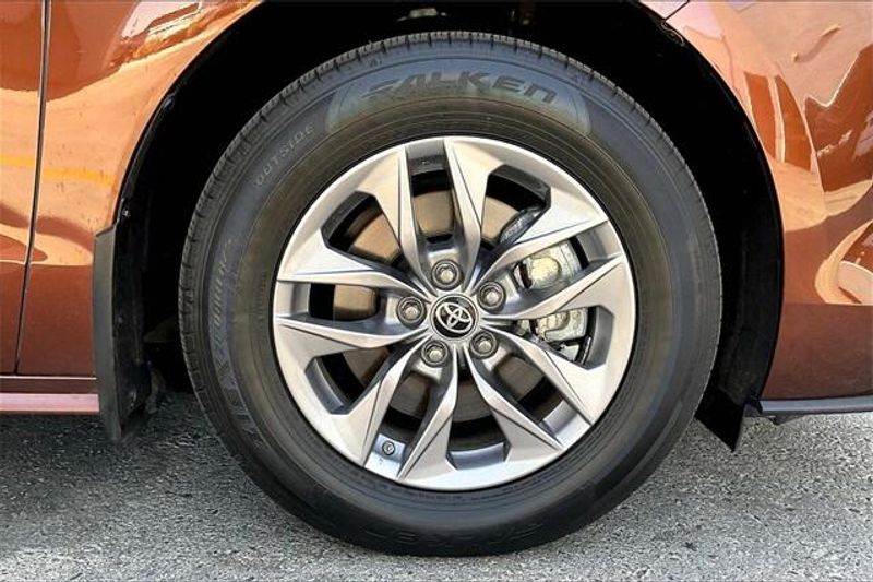 Used 2022 Toyota Sienna LE HybridImage 8