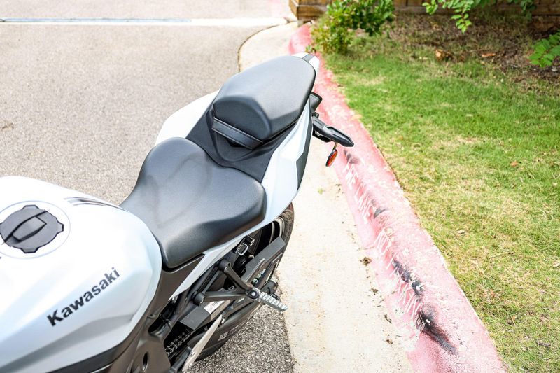 2025 Kawasaki NINJA ZX4RR ABS  METALLIC MATTE WHITISH SILVER AND METALLIC FLAT SPARK BLACK Image 30