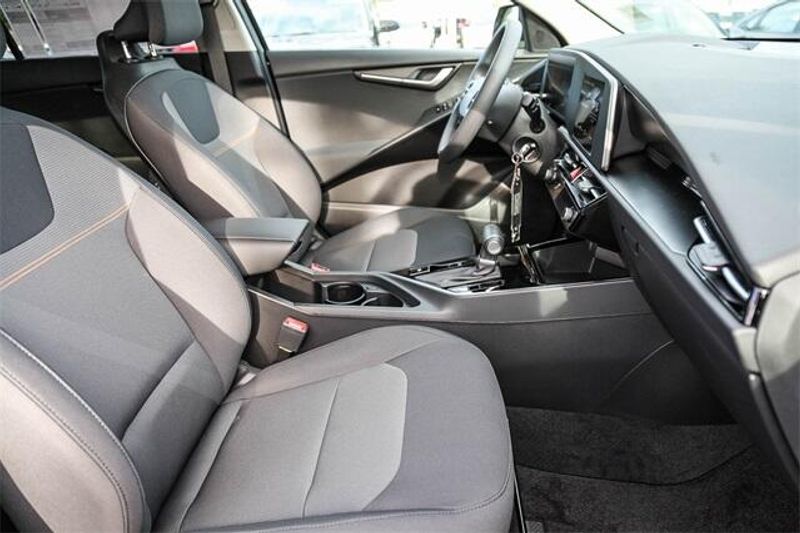 2025 Kia Niro LXImage 7