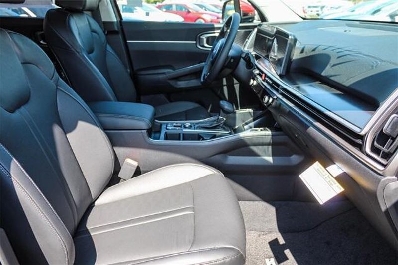 New 2025 Kia Sorento EXImage 9
