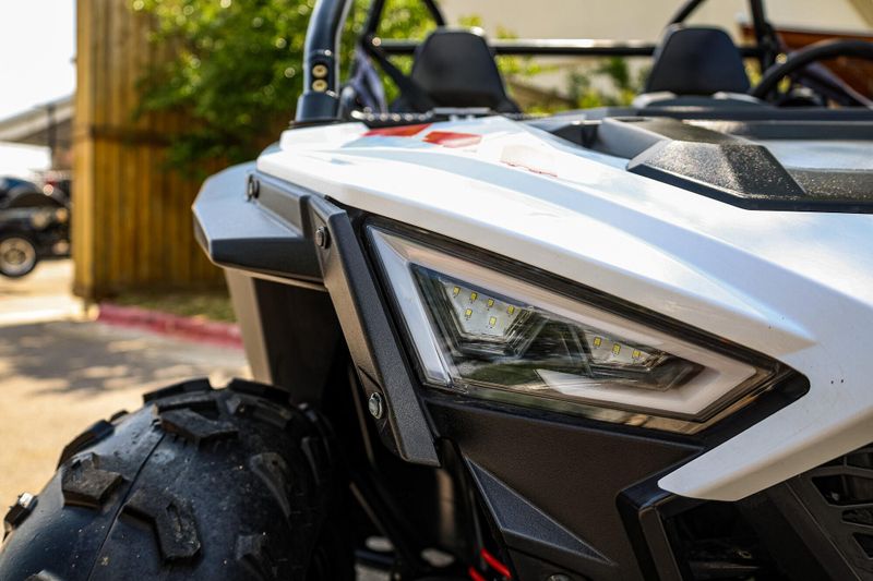2022 Polaris RZR 200 EFI  WHITE LIGHTNING Image 3