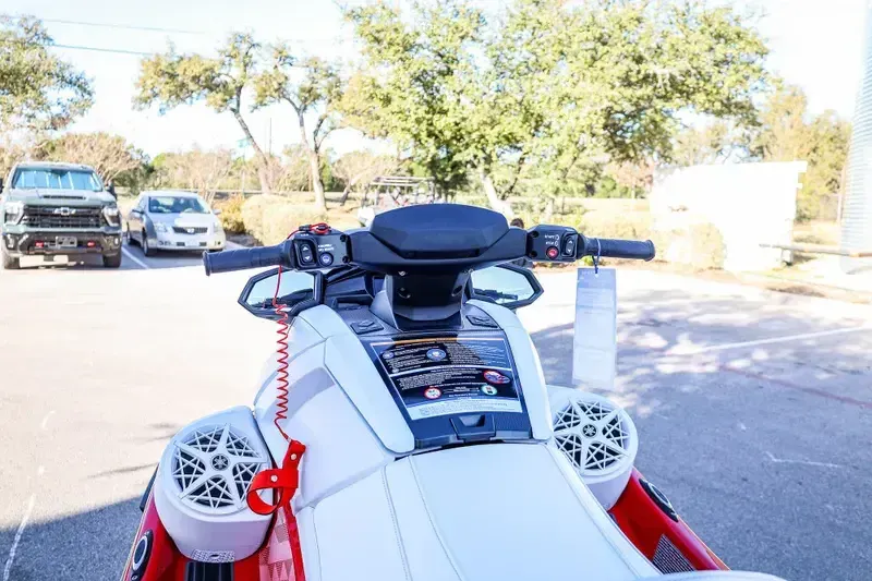 2025 Yamaha VX LIMITED TORCH RED Image 9